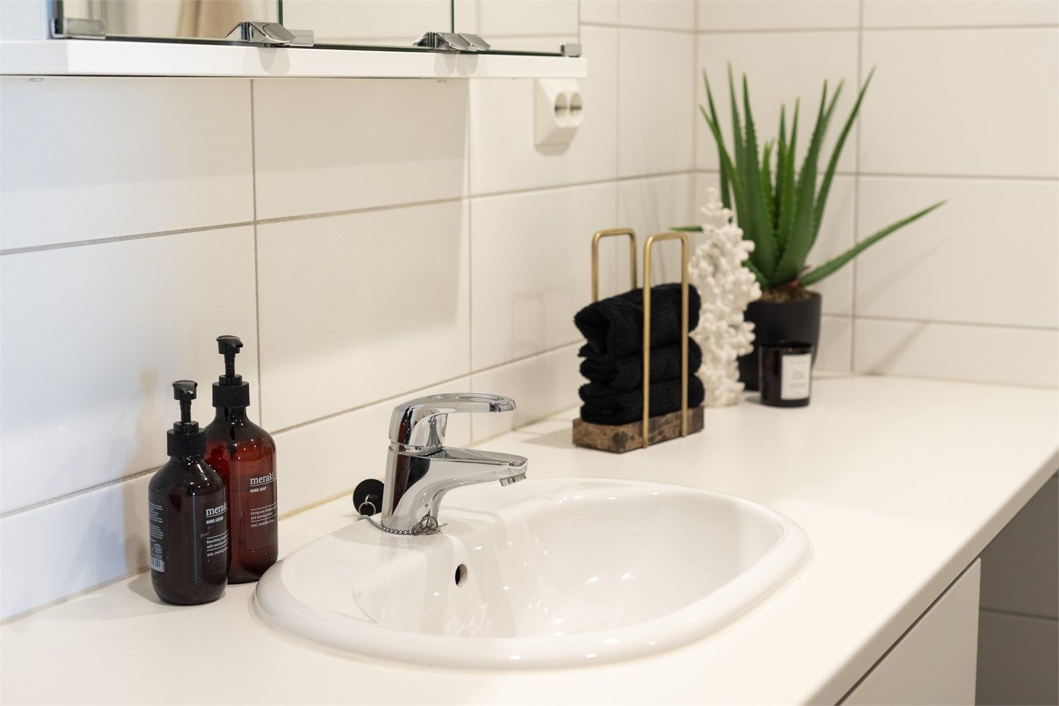 Fordelerskap for rør-i-rør-systemet og vannbåren varme er plassert på badet.