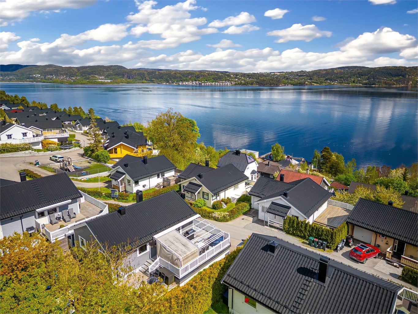 Boligen har en høy og fri beliggenhet med flott utsikt over fjorden. 
Foto: Ole Thorgeir Solheim Thoresen