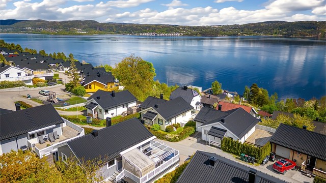 Boligen har en høy og fri beliggenhet med flott utsikt over fjorden.
Foto: Ole Thorgeir Solheim Thoresen