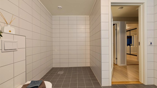 God plass til å sette inn hjørnebadekar.