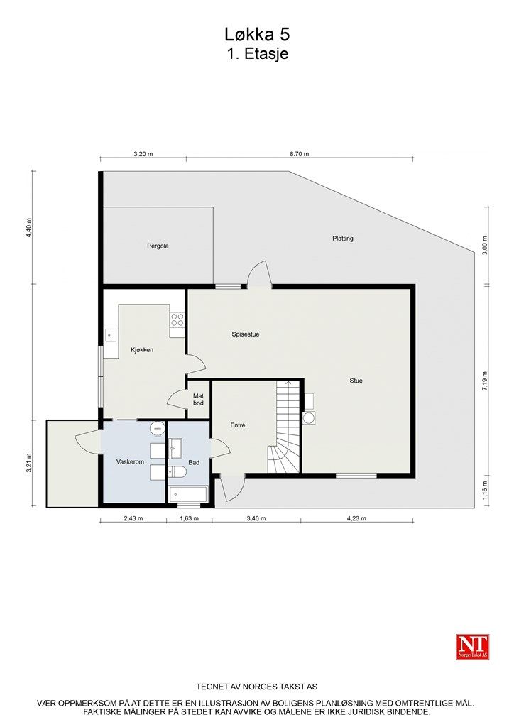 Første etasje har en familievennlig planløsning med stue, spisestue, kjøkken, bad og et praktisk vaskerom.