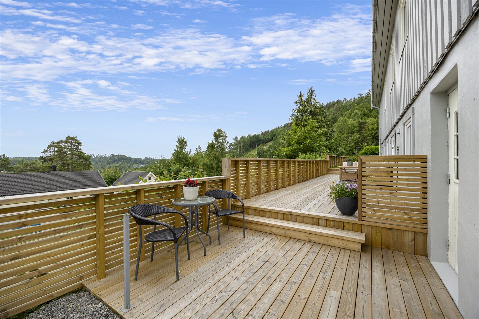 Innholdsrik enebolig med stor, nybygd terrasse og godkjent utleiedel.
Foto: [Fotograf eller fotofirma]