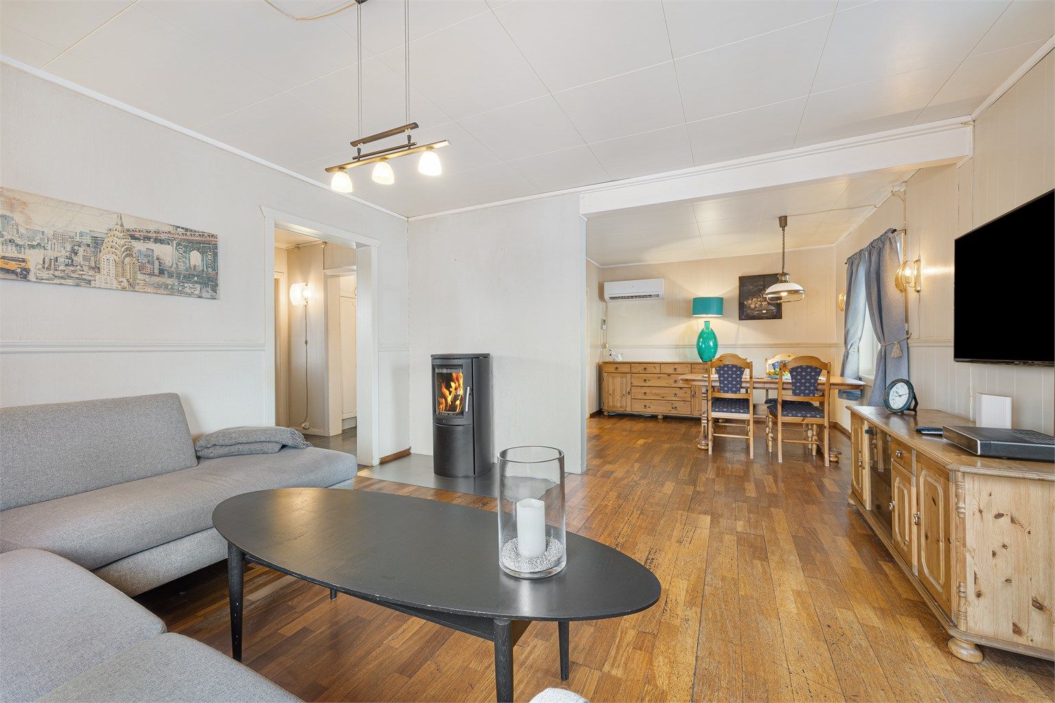 En peisovn med glassdør gir god varme og en hyggelig atmosfære i stuen.