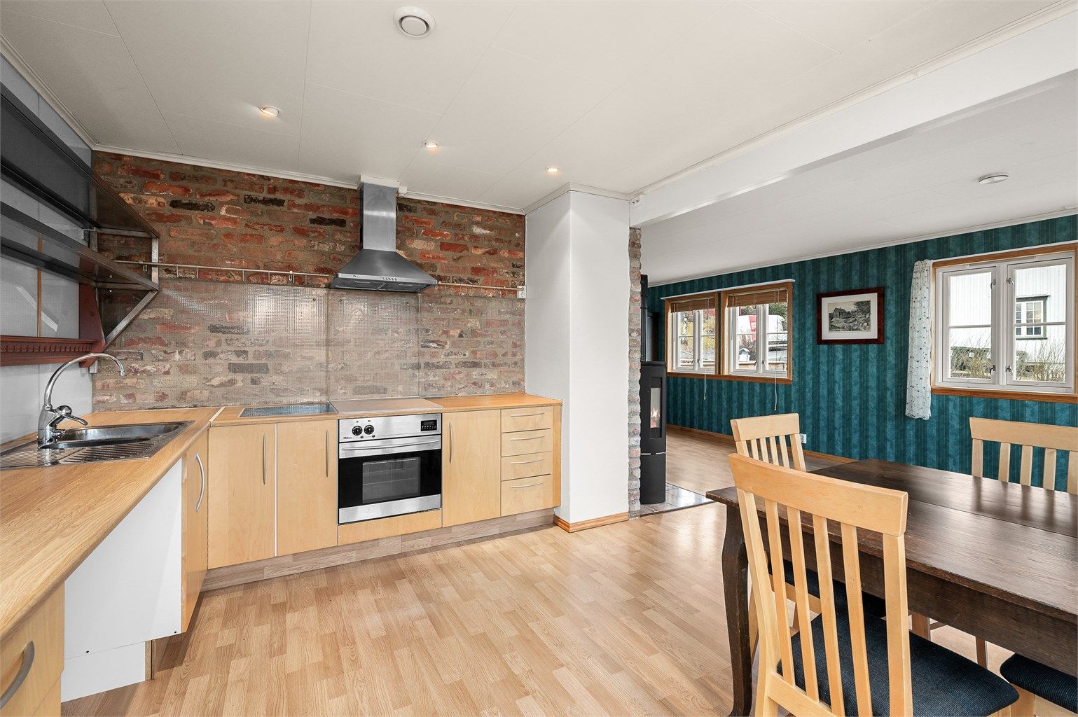 Fra kjøkkenet er det en fin flyt videre mot oppholdsrommene, noe som gir en sosial og åpen romfølelse i boligens hoveddel.