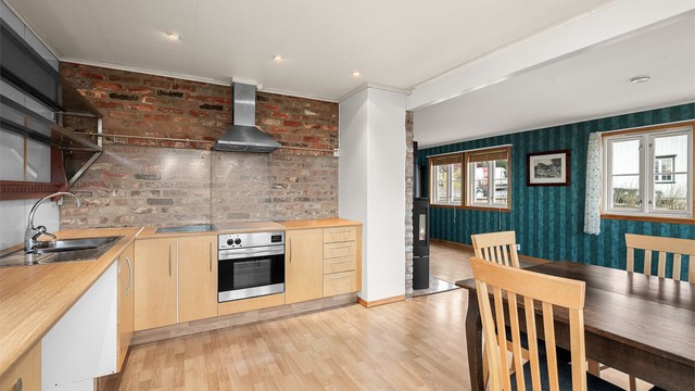 Fra kjøkkenet er det en fin flyt videre mot oppholdsrommene, noe som gir en sosial og åpen romfølelse i boligens hoveddel.