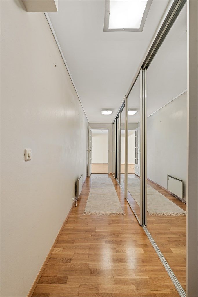 Entréen har stor skyvedørsgarderobe med speilfronter for praktisk oppbevaring av yttertøy.