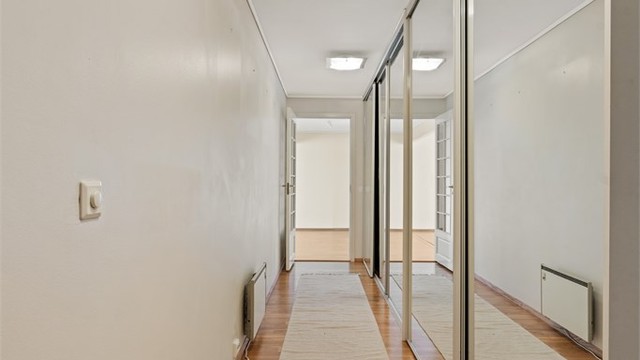 Entréen har stor skyvedørsgarderobe med speilfronter for praktisk oppbevaring av yttertøy.