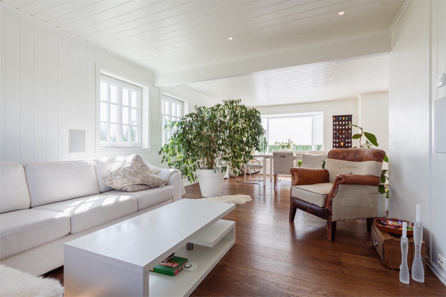 Den åpne løsningen skaper en god flyt mellom de ulike sonene i første etasje.