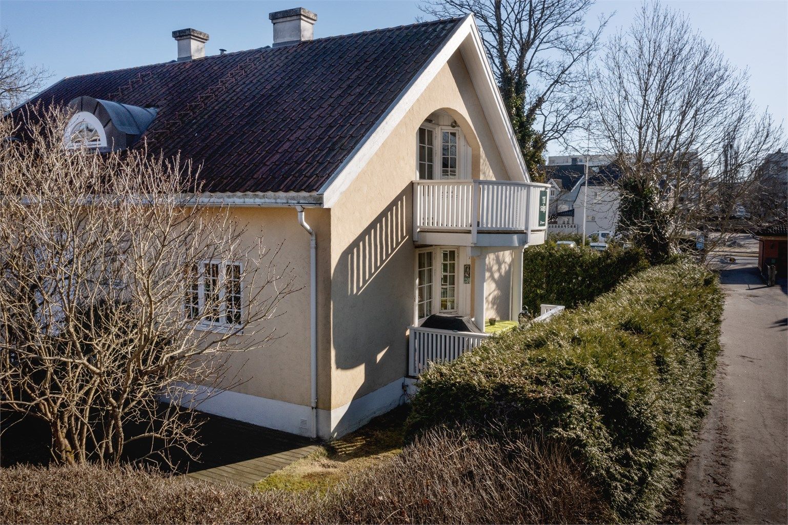 Platting i Kebony ble i 2015 anlagt på inngangssiden der det sommerstid er sol tidlig på morgenen.