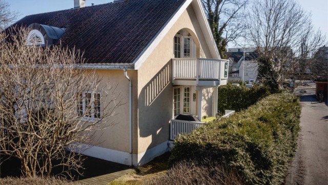 Platting i Kebony ble i 2015 anlagt på inngangssiden der det sommerstid er sol tidlig på morgenen.