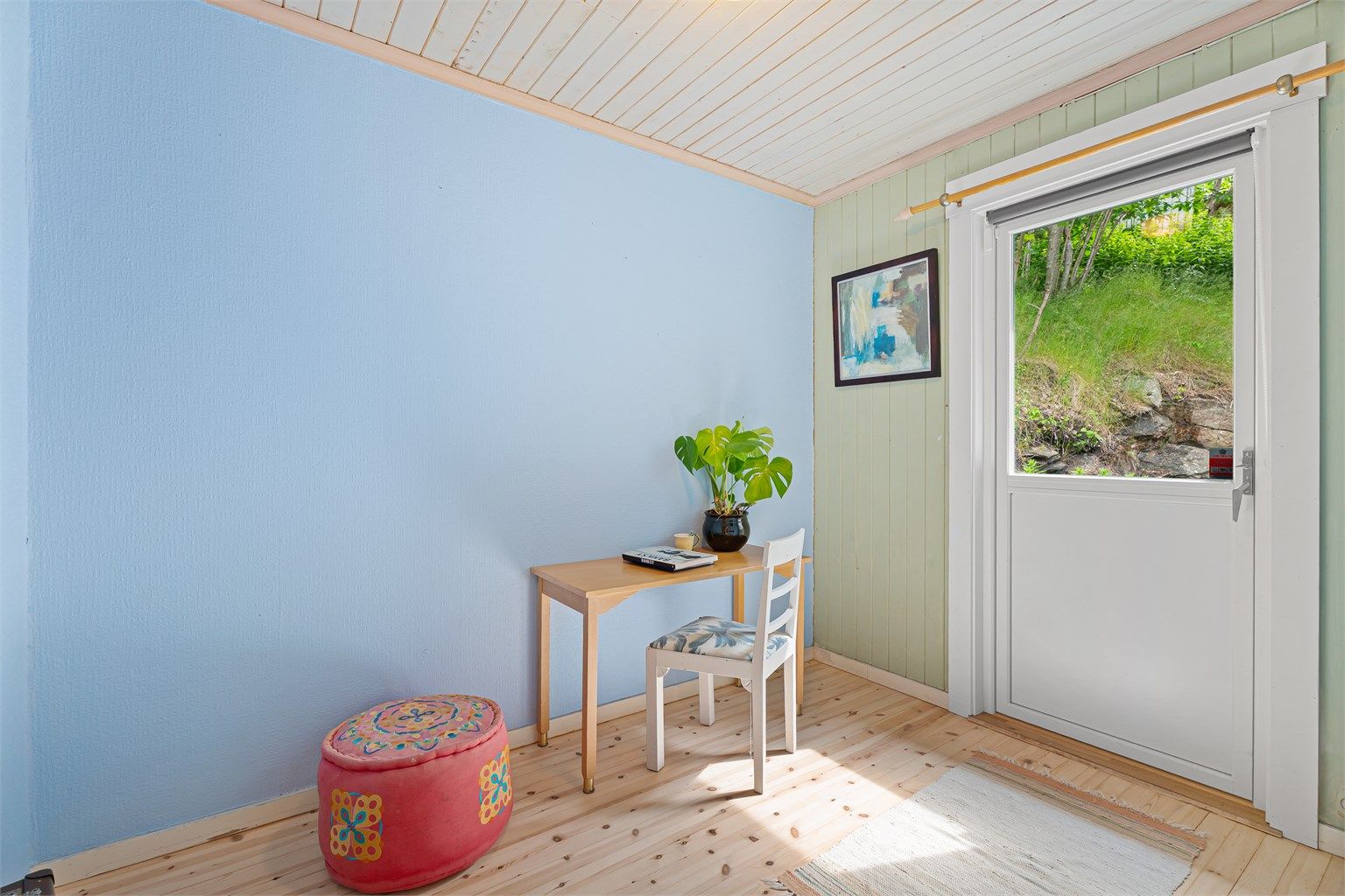 Soverom 1 - Soverom i 1.Etasje med dør til uteplass på baksiden av huset