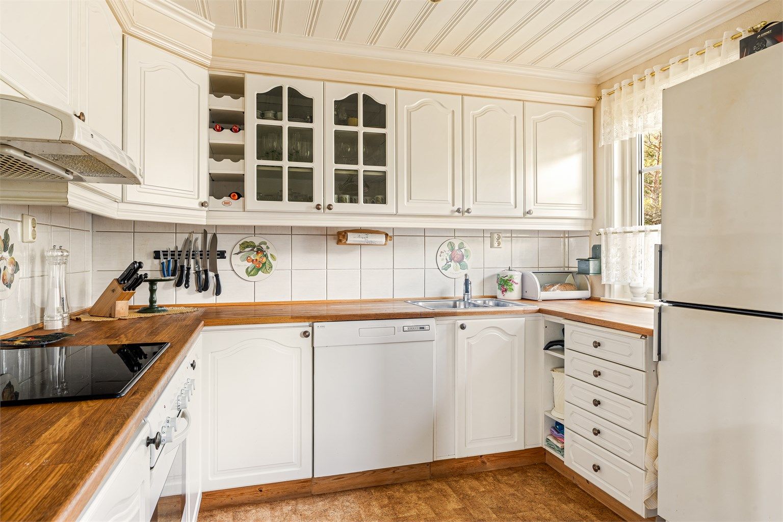 Flis mellom benk og overskap bidrar til enkelt renhold.