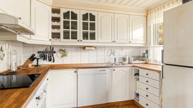 Flis mellom benk og overskap bidrar til enkelt renhold.