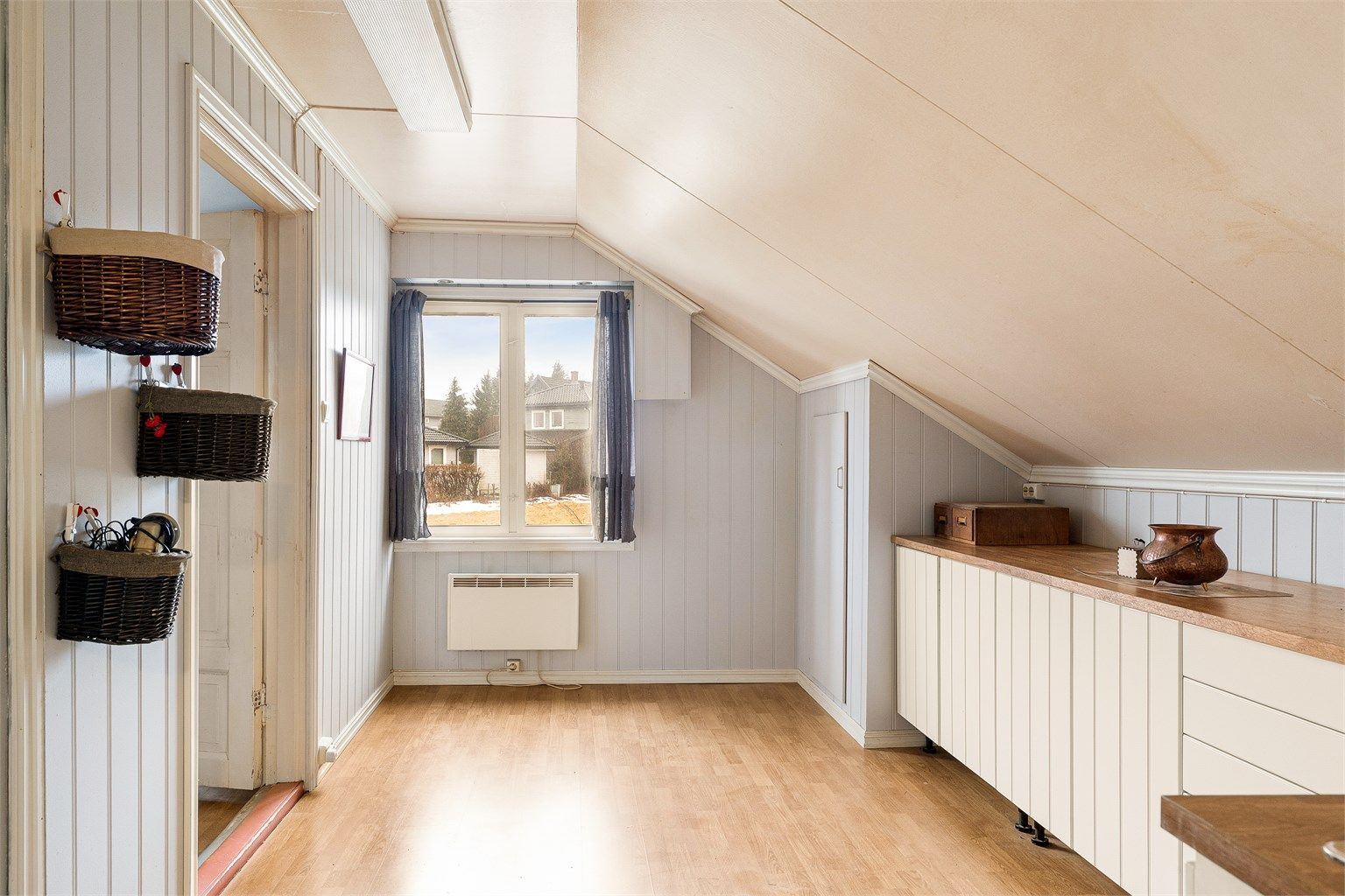 Øvrige rom med gulvflater i laminat og heltre gulvbord. Vegger med malte flater, panel og tømmer.