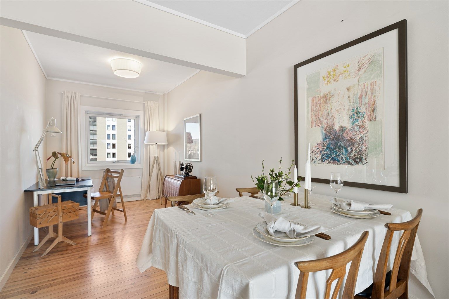 Spisebord sett mot kontor/spisestue eller potensielt soverom nr. 3?