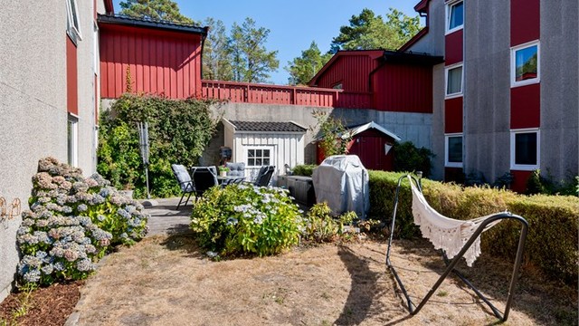 Fra terrassen er det utgang til hage og platting