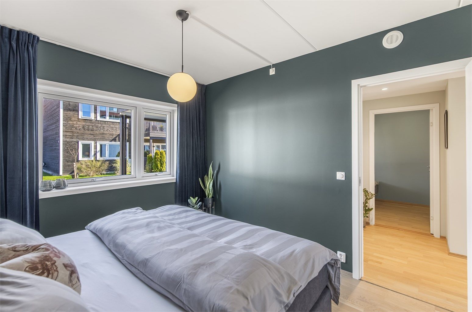 Også her er det tre-stavs eikeparkett på gulvet og malte, slette vegger.