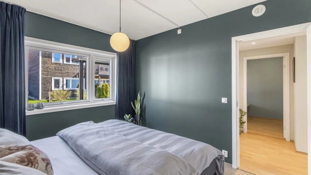 Også her er det tre-stavs eikeparkett på gulvet og malte, slette vegger.