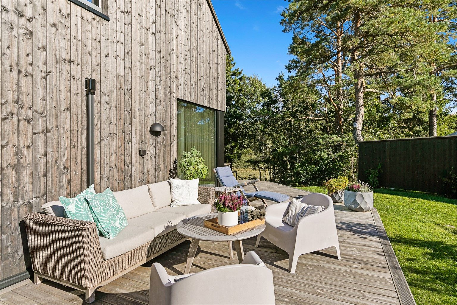 Eiendommen er omkranset av frodig vegetasjon og skog, som gir en lun og skjermet atmosfære med god grad av privatliv.