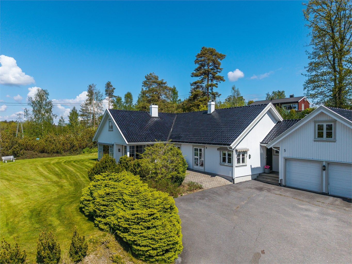 Innholdsrik og romslig enebolig i Stokke.