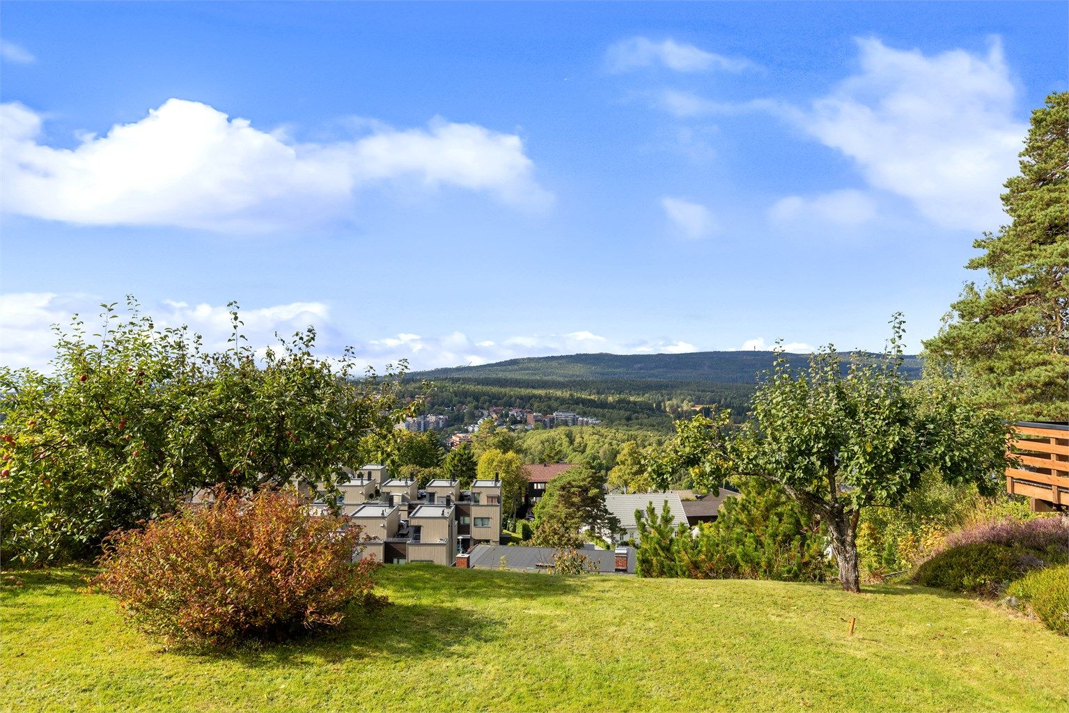 Fantastisk utsikt og meget gode solforhold på terrassen og i hagen
