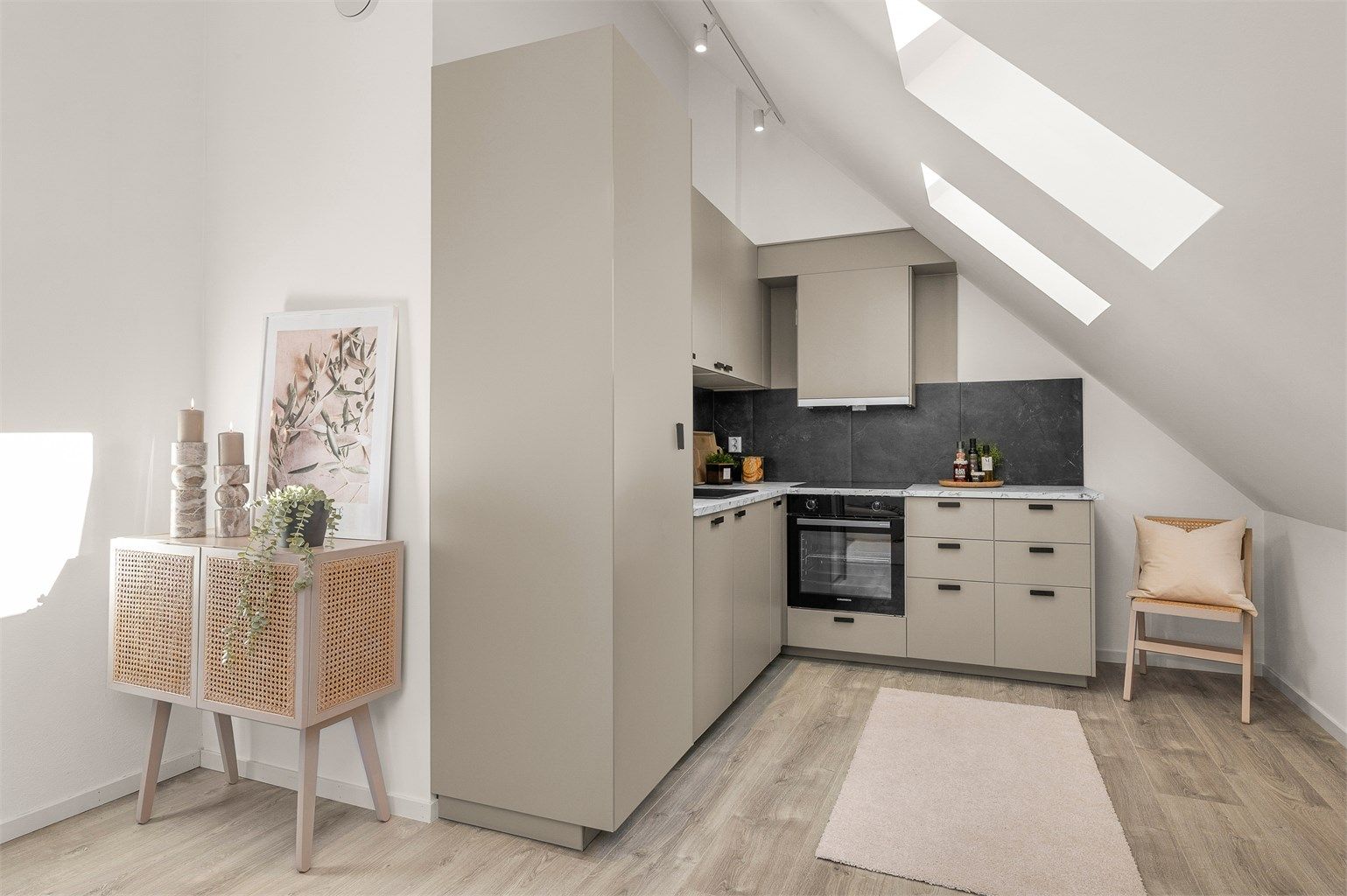 Kjøkkenet ligger naturlig tilbaketrukket fra stuen og er innredet med nydelig kjøkkeninnredning fra 2018. 