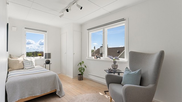 Alle soverommene har malte flater på vegger og tregulv eller vegg-til-vegg-tepper.