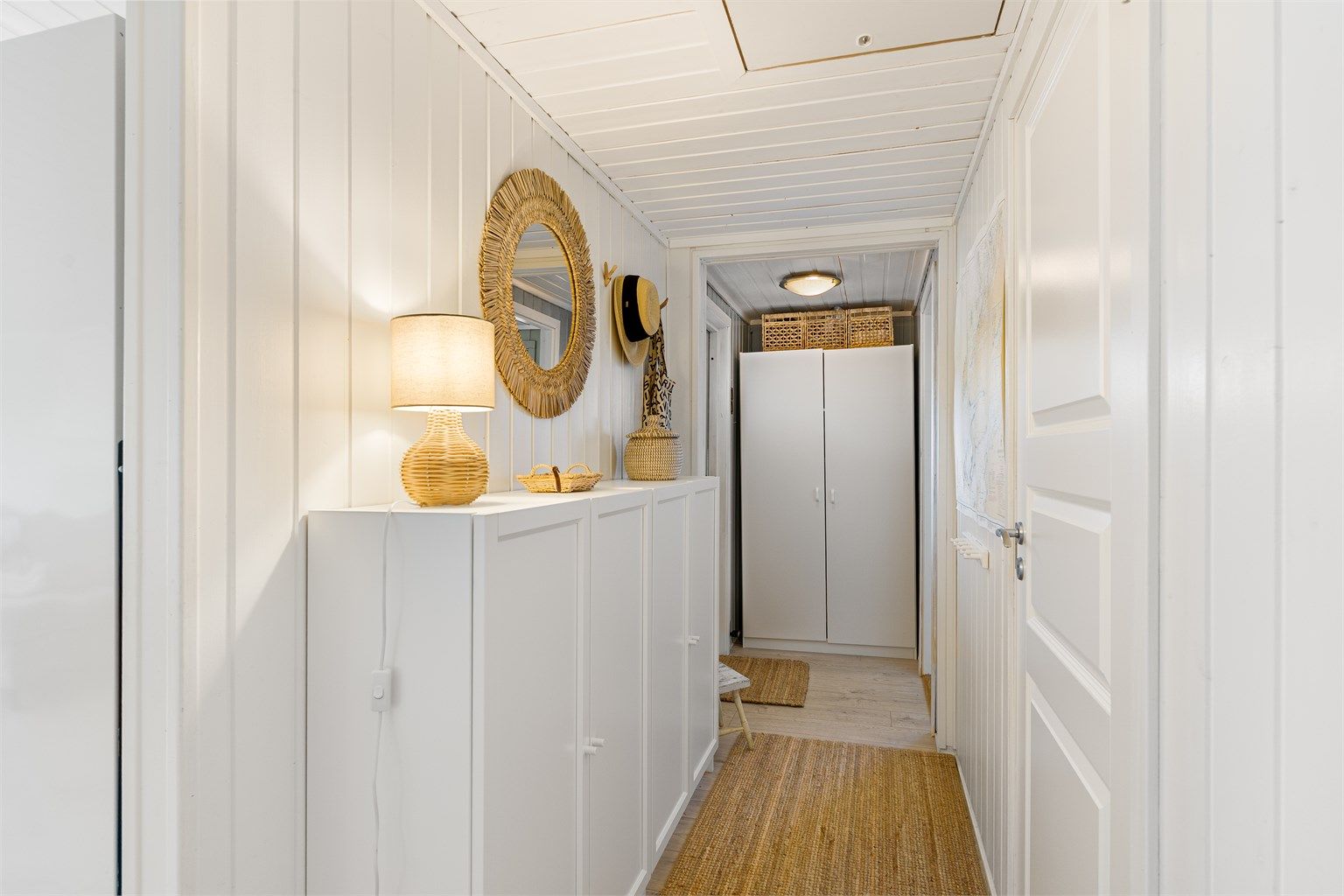 Velkommen inn! Romslig entré med god plass til oppbevaring av yttertøy og sko. 