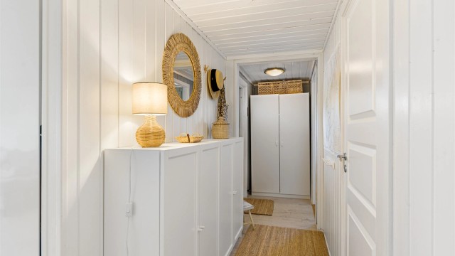 Velkommen inn! Romslig entré med god plass til oppbevaring av yttertøy og sko.