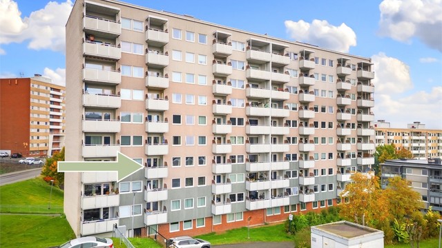 Felles overbygget inngangsparti med videre heis- og trappeadkomst til leilighetens etasjeplan (3. etasje).