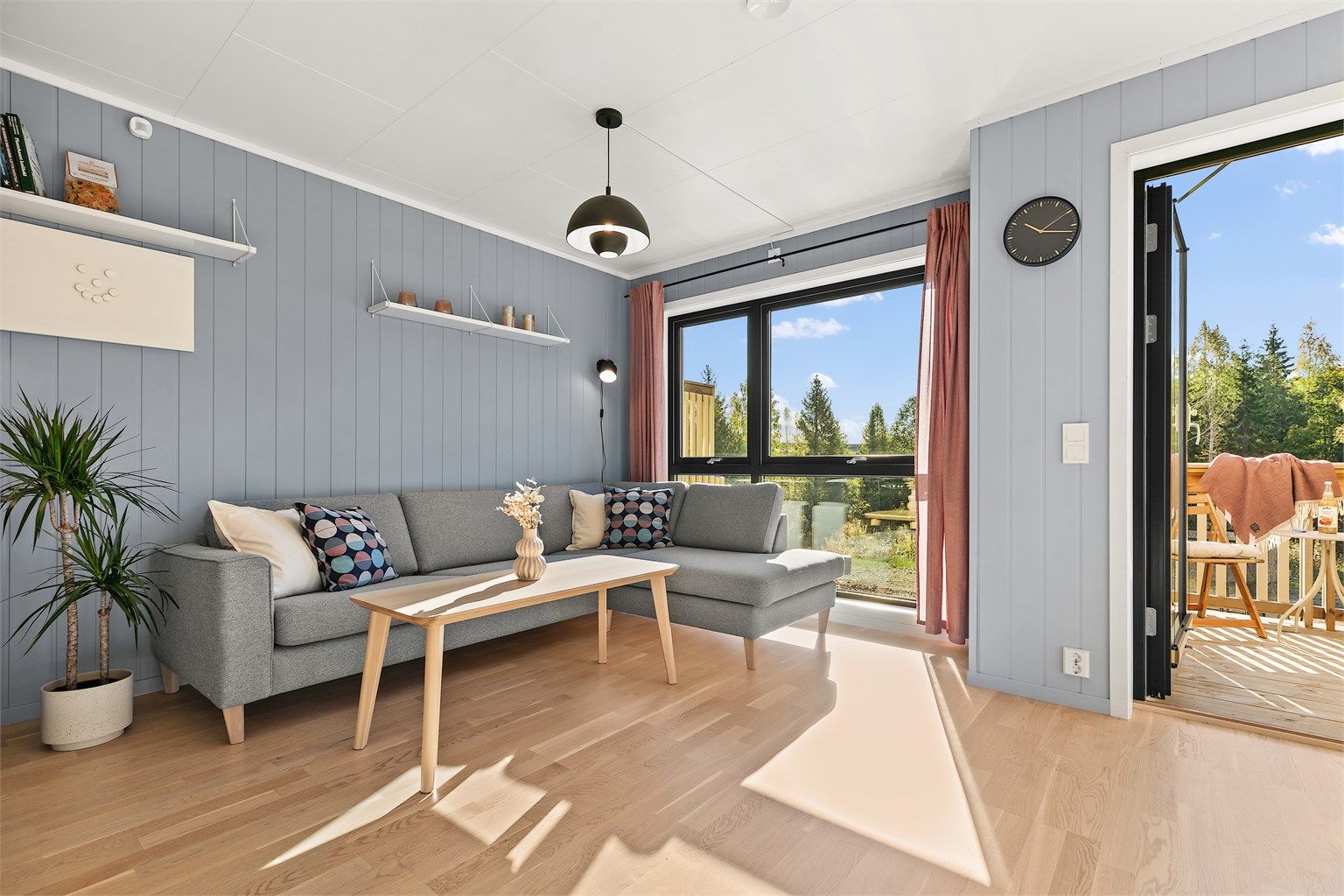 Store vinduer slipper inn mye dagslys, og for solskjerming er det montert zipscreen.