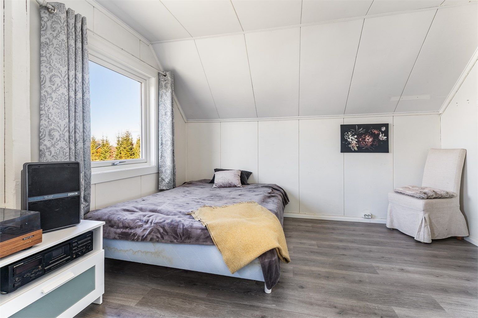 Soverom med ca. 18 kvm. gulvflate.