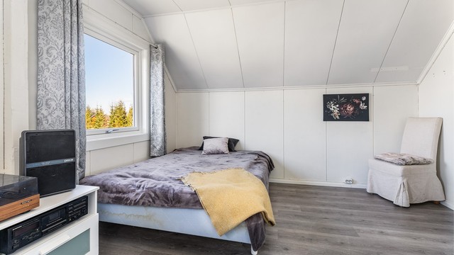 Soverom med ca. 18 kvm. gulvflate.