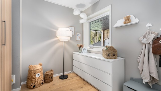 Soverom II er på ca. 6 kvm. og fyller i dag rollen som walk-in closet.