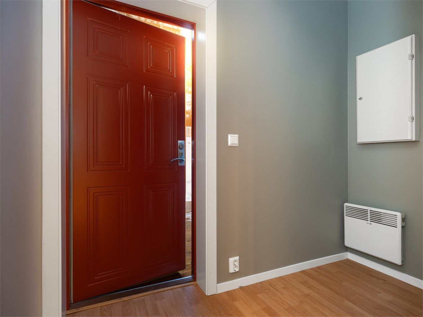 Velkommen inn! Romslig entré/gang med god plass til oppbevaring av yttertøy og sko. Automatsikringer.