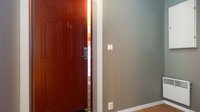 Velkommen inn! Romslig entré/gang med god plass til oppbevaring av yttertøy og sko. Automatsikringer.