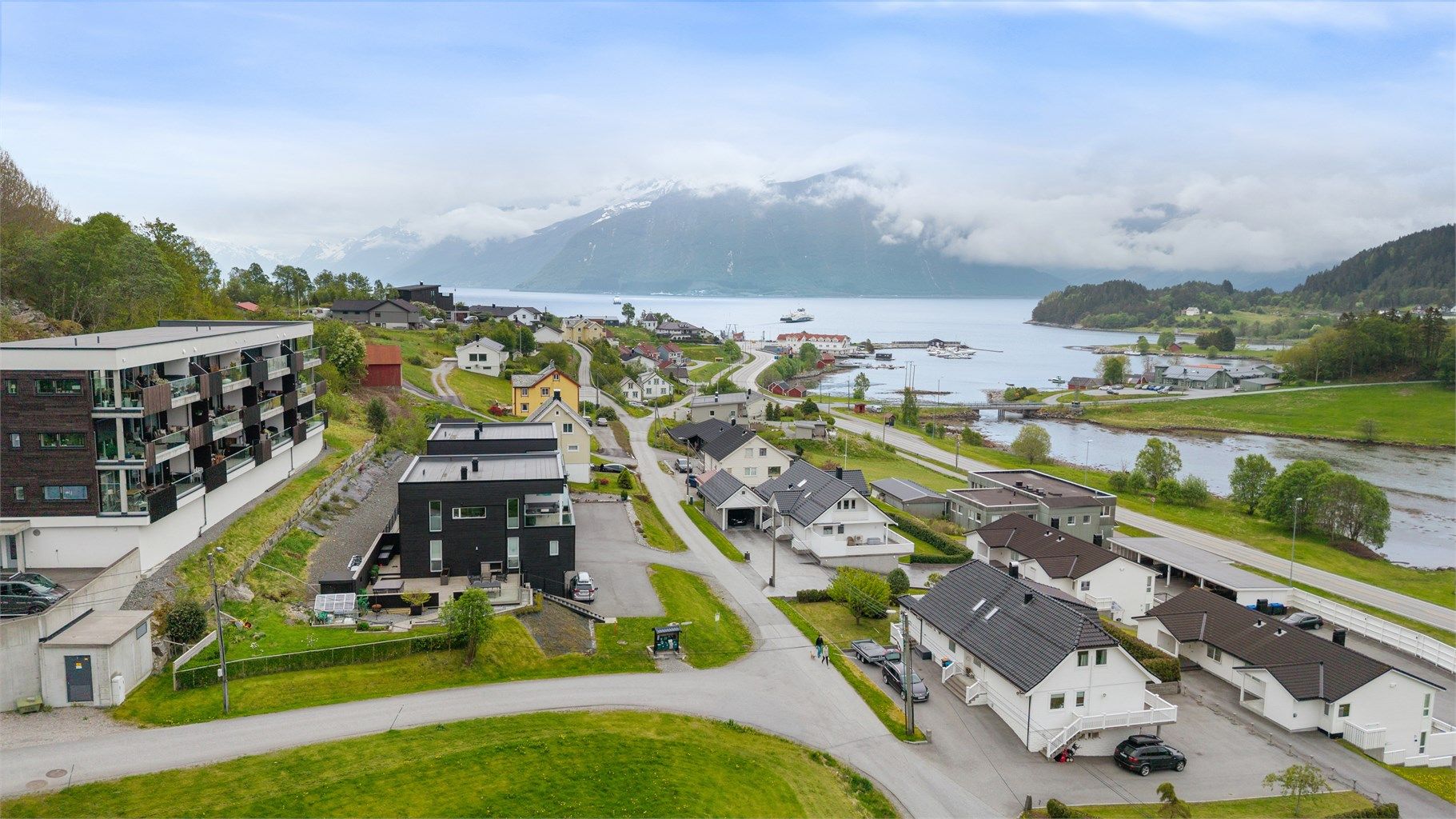Fra boligen er det ca. 7,5 km til handelssentrum på Moa og gode bussforbindelser til Ålesund.