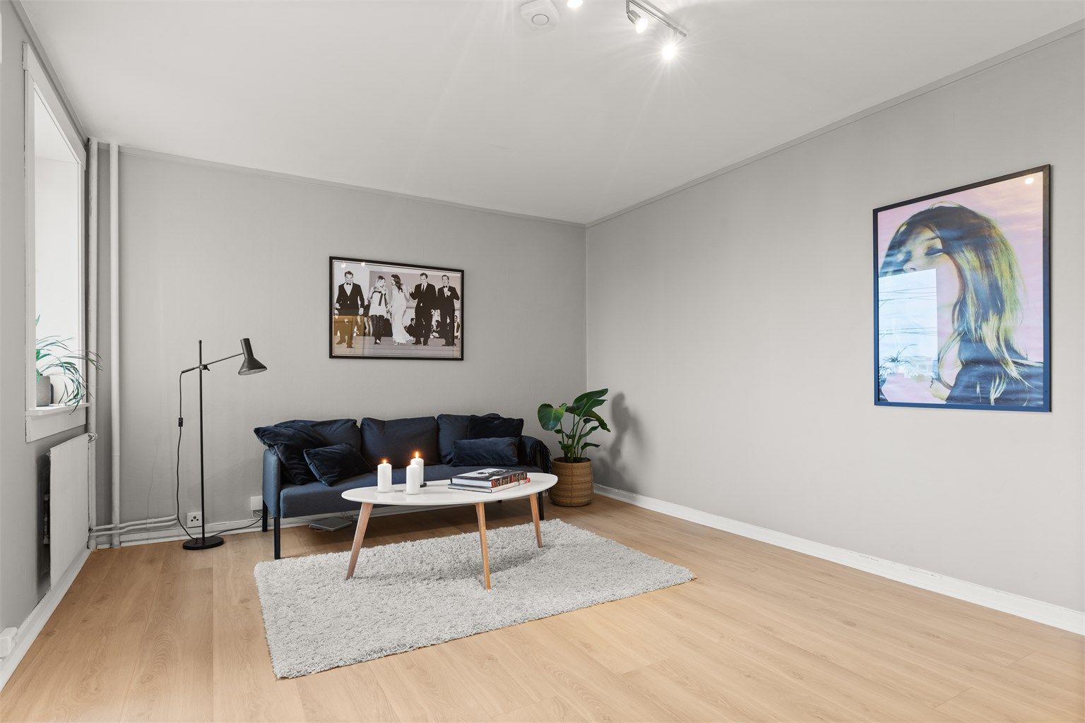 Leiligheten ble nylig pusset opp og holder derav en gjennomgående god standard. 