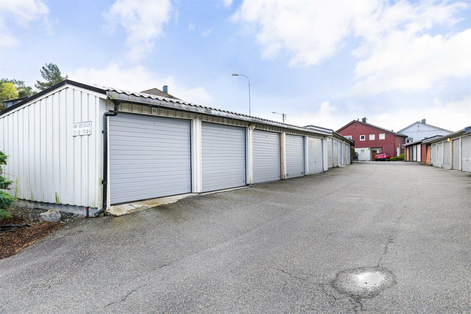 Tilhørende garasje i rekke. (nr.51)