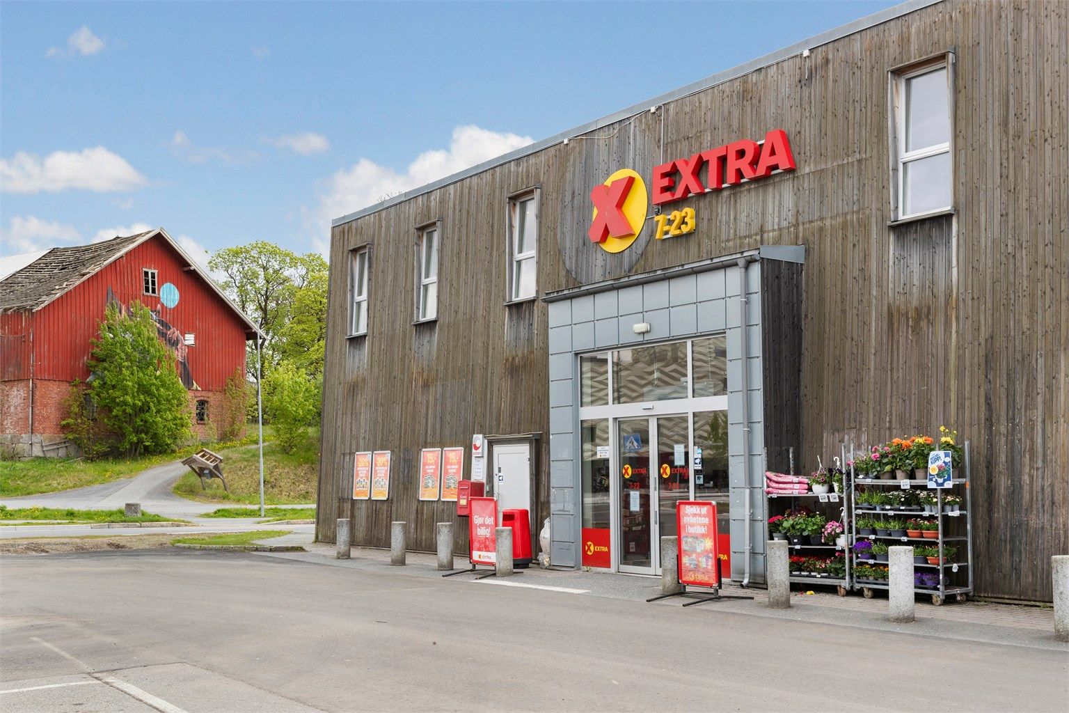 Dagligvarehandelen kan gjøres hos blant annet Coop Extra, ca. 10 minutters gange unna.