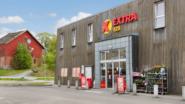 Dagligvarehandelen kan gjøres hos blant annet Coop Extra, ca. 10 minutters gange unna.