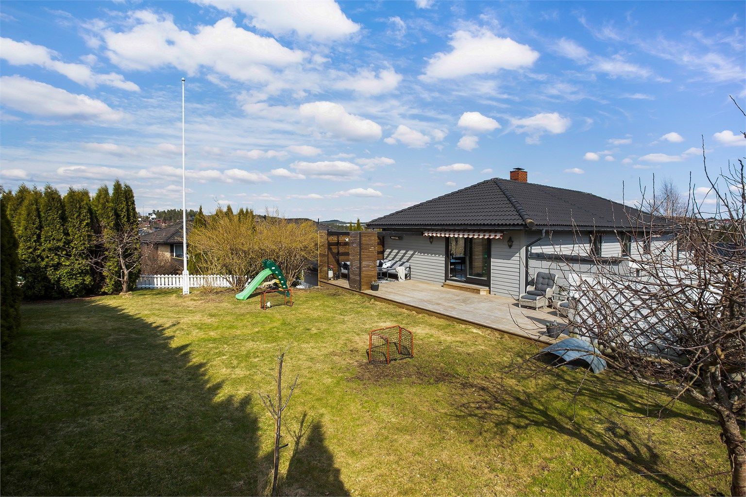 Stor og flat hage som er ideell for lek, ballspill og andre familieaktiviteter.