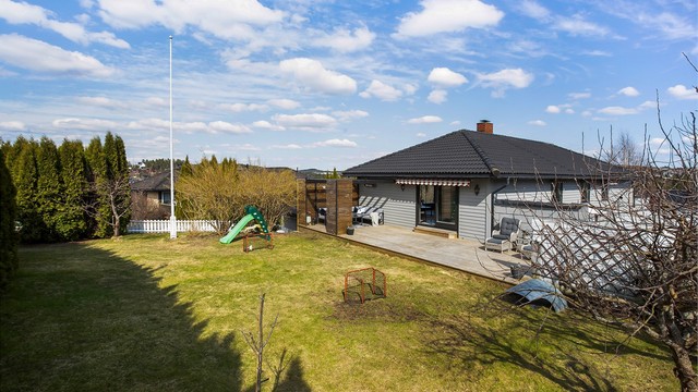 Stor og flat hage som er ideell for lek, ballspill og andre familieaktiviteter.