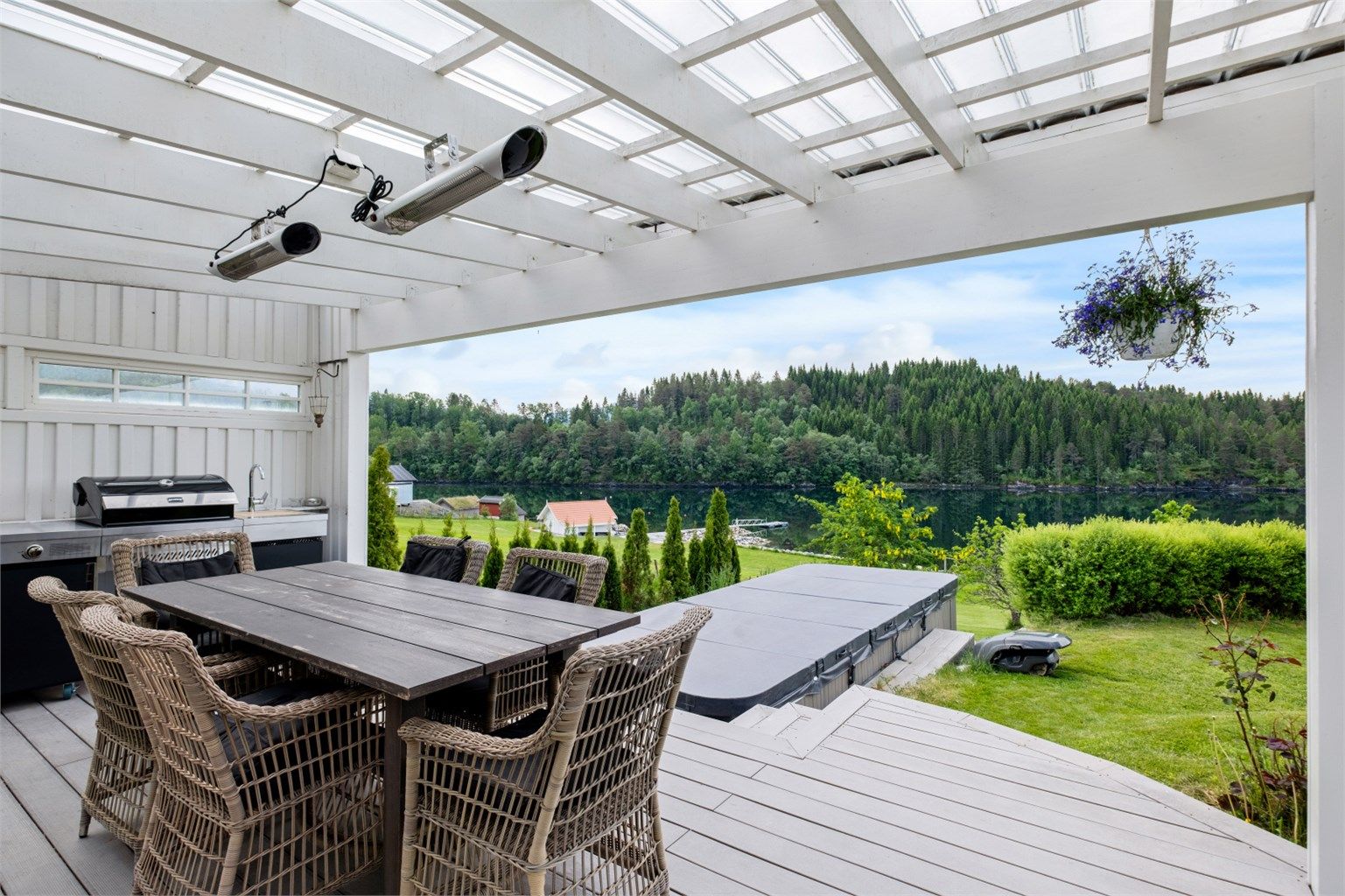 Uteplassen er utstyrt med terrassevarmere, grill og innlagt strøm og vann