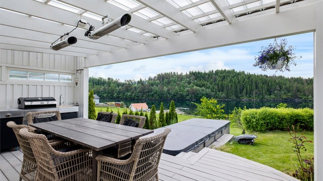 Uteplassen er utstyrt med terrassevarmere, grill og innlagt strøm og vann