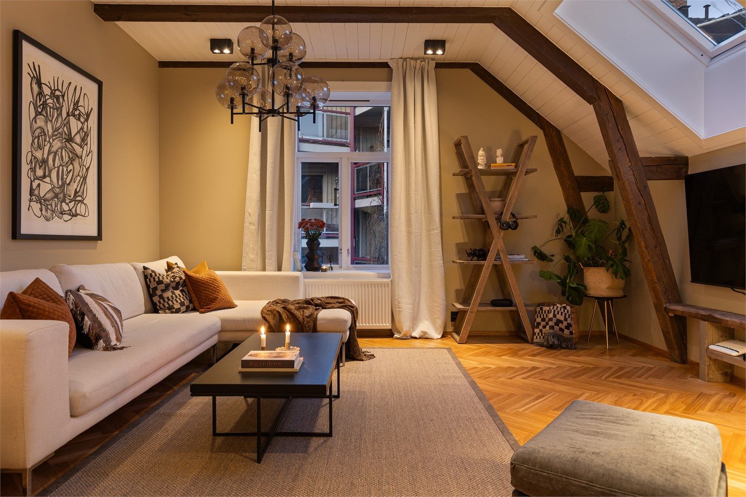 Velkommen til Østregate 73! Stuen er luftig, koselig og har godt med plass til sofagruppe og opplegg for tv.