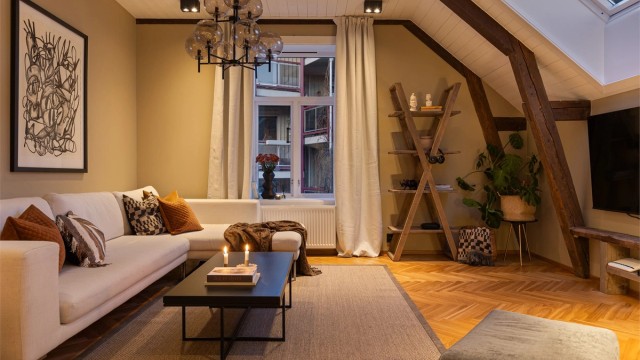 Velkommen til Østregate 73! Stuen er luftig, koselig og har godt med plass til sofagruppe og opplegg for tv.