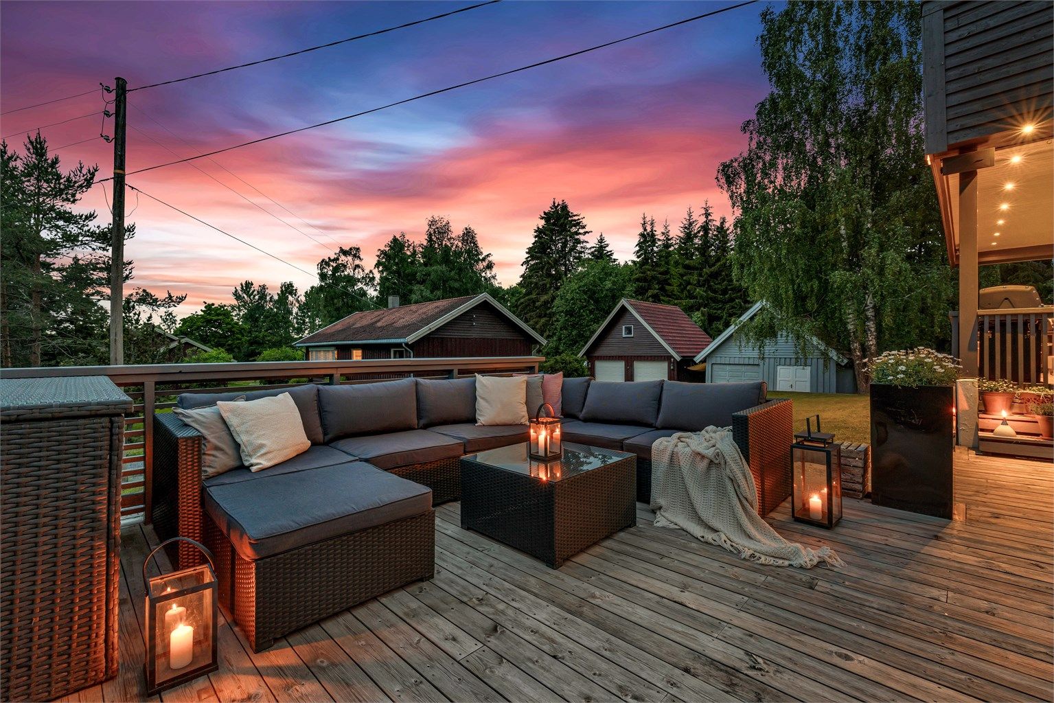 Terrassen leder inn i boligen både via entréen og stuen, noe som er praktisk i mange tilfeller.