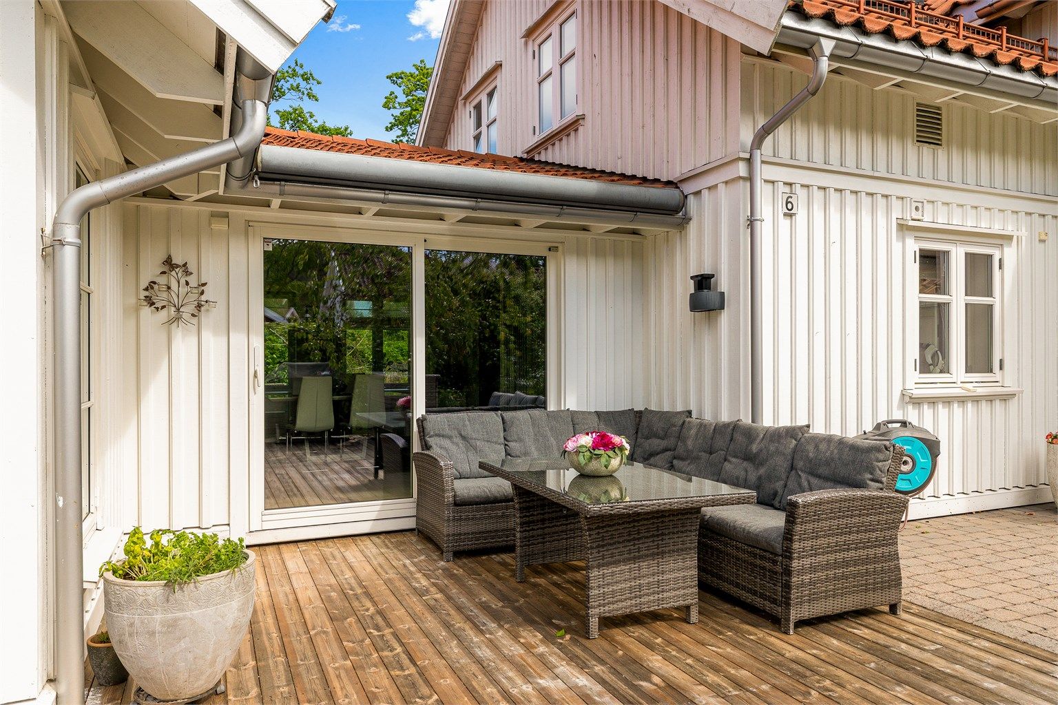 I denne delen av terrassen ut for spisestue er det også terrassemarkise.