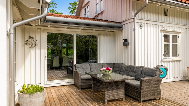 I denne delen av terrassen ut for spisestue er det også terrassemarkise.